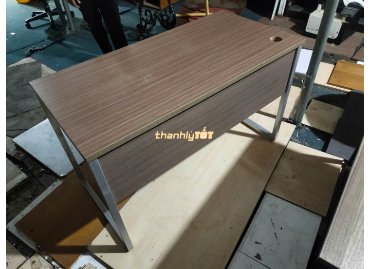 Thanh lý bàn làm việc 1m2x60 giá rẻ – Chân sắt, chắc chắn, bền đẹp