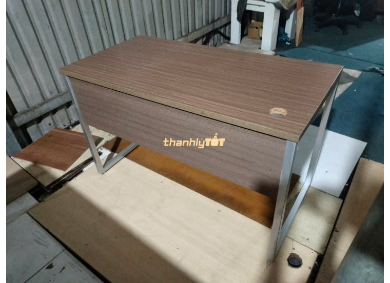Thanh lý bàn làm việc 1m2x60 giá rẻ – Chân sắt, chắc chắn, bền đẹp